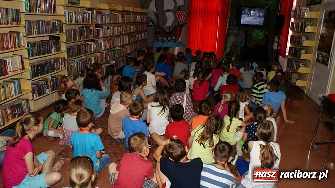 Zdjęcie w galerii na portalu naszraciborz.pl: Na radiowej fali w raciborskiej bibliotece wiadomości z regionu