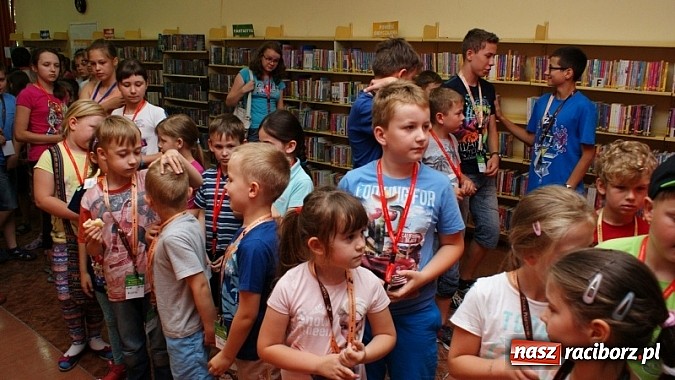 Zdjęcie w galerii na portalu naszraciborz.pl: Na radiowej fali w raciborskiej bibliotece wiadomości z regionu