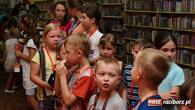 Zdjęcie w galerii na portalu naszraciborz.pl: Na radiowej fali w raciborskiej bibliotece wiadomości z regionu