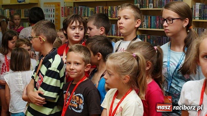 Zdjęcie w galerii na portalu naszraciborz.pl: Na radiowej fali w raciborskiej bibliotece wiadomości z regionu