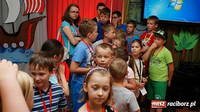 Zdjęcie w galerii na portalu naszraciborz.pl: Na radiowej fali w raciborskiej bibliotece wiadomości z regionu