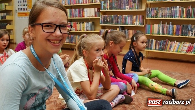 Zdjęcie w galerii na portalu naszraciborz.pl: Na radiowej fali w raciborskiej bibliotece wiadomości z regionu