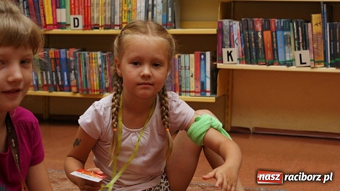 Zdjęcie w galerii na portalu naszraciborz.pl: Na radiowej fali w raciborskiej bibliotece wiadomości z regionu