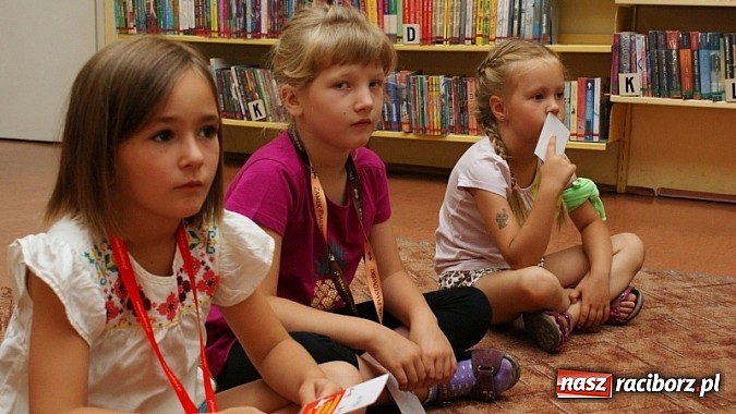 Zdjęcie w galerii na portalu naszraciborz.pl: Na radiowej fali w raciborskiej bibliotece wiadomości z regionu