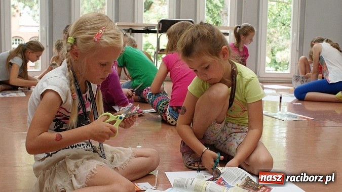 Zdjęcie w galerii na portalu naszraciborz.pl: Na radiowej fali w raciborskiej bibliotece wiadomości z regionu