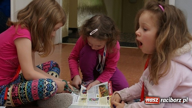 Zdjęcie w galerii na portalu naszraciborz.pl: Na radiowej fali w raciborskiej bibliotece wiadomości z regionu