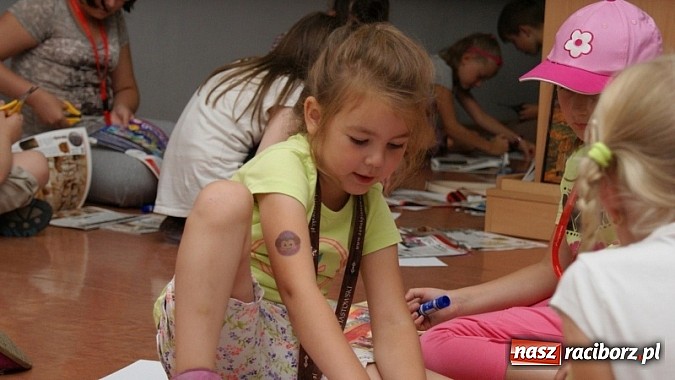 Zdjęcie w galerii na portalu naszraciborz.pl: Na radiowej fali w raciborskiej bibliotece wiadomości z regionu