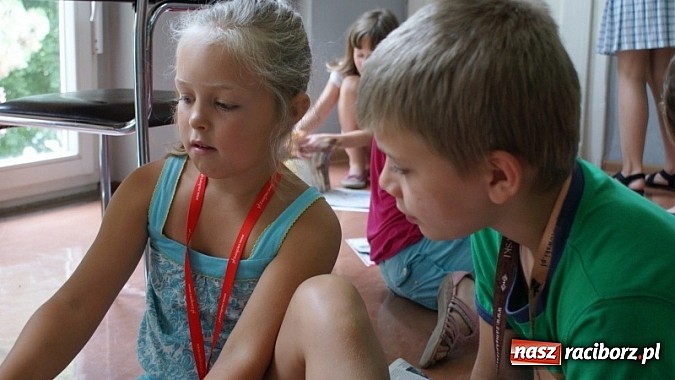 Zdjęcie w galerii na portalu naszraciborz.pl: Na radiowej fali w raciborskiej bibliotece wiadomości z regionu