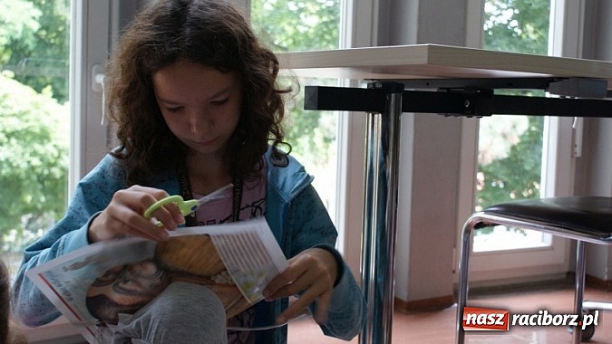 Zdjęcie w galerii na portalu naszraciborz.pl: Na radiowej fali w raciborskiej bibliotece wiadomości z regionu