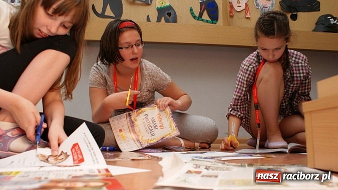 Zdjęcie w galerii na portalu naszraciborz.pl: Na radiowej fali w raciborskiej bibliotece wiadomości z regionu