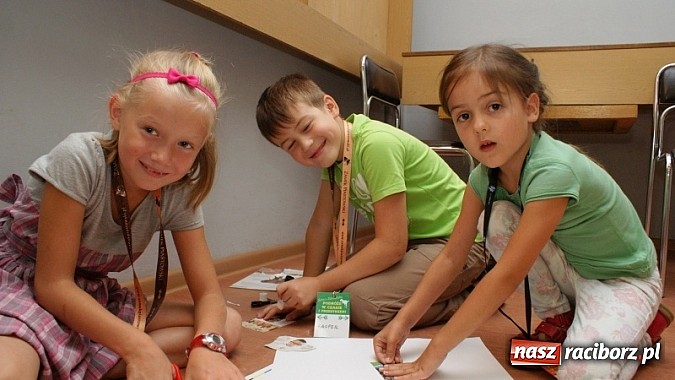 Zdjęcie w galerii na portalu naszraciborz.pl: Na radiowej fali w raciborskiej bibliotece wiadomości z regionu