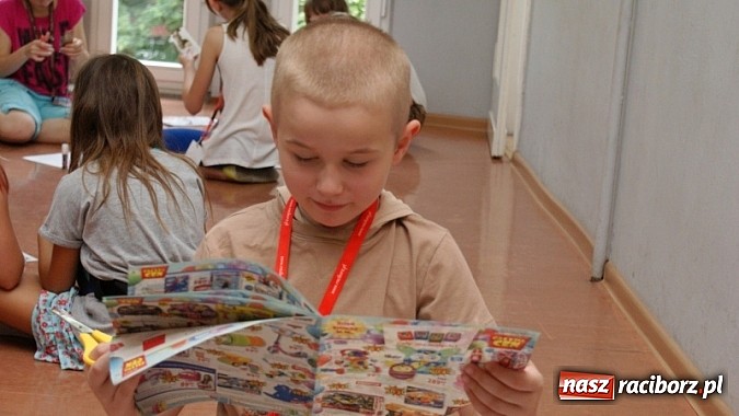Zdjęcie w galerii na portalu naszraciborz.pl: Na radiowej fali w raciborskiej bibliotece wiadomości z regionu