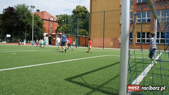 Zdjęcie w galerii na portalu naszraciborz.pl: Na radiowej fali w raciborskiej bibliotece wiadomości z regionu