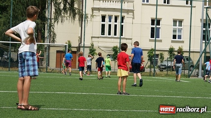 Zdjęcie w galerii na portalu naszraciborz.pl: Na radiowej fali w raciborskiej bibliotece wiadomości z regionu