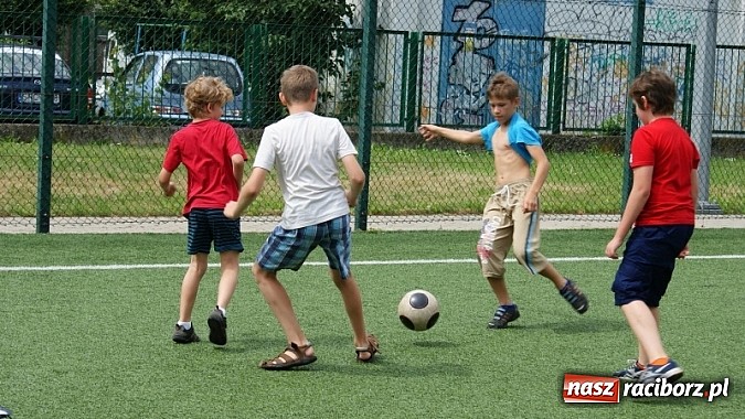 Zdjęcie w galerii na portalu naszraciborz.pl: Na radiowej fali w raciborskiej bibliotece wiadomości z regionu