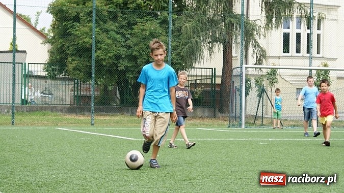Zdjęcie w galerii na portalu naszraciborz.pl: Na radiowej fali w raciborskiej bibliotece wiadomości z regionu