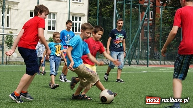 Zdjęcie w galerii na portalu naszraciborz.pl: Na radiowej fali w raciborskiej bibliotece wiadomości z regionu