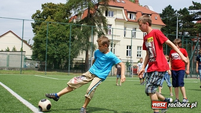 Zdjęcie w galerii na portalu naszraciborz.pl: Na radiowej fali w raciborskiej bibliotece wiadomości z regionu