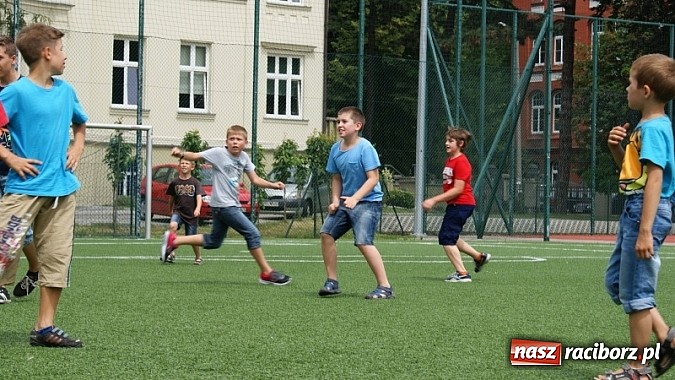Zdjęcie w galerii na portalu naszraciborz.pl: Na radiowej fali w raciborskiej bibliotece wiadomości z regionu