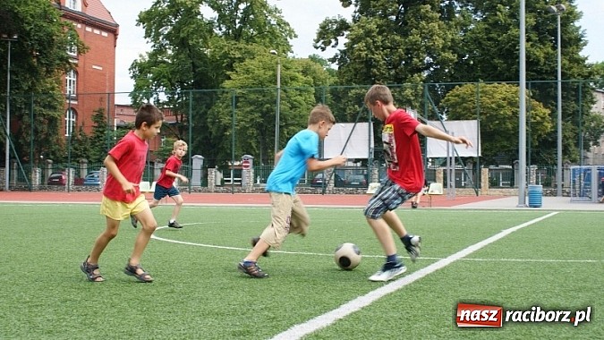Zdjęcie w galerii na portalu naszraciborz.pl: Na radiowej fali w raciborskiej bibliotece wiadomości z regionu