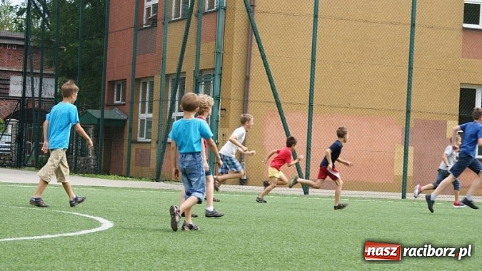 Zdjęcie w galerii na portalu naszraciborz.pl: Na radiowej fali w raciborskiej bibliotece wiadomości z regionu