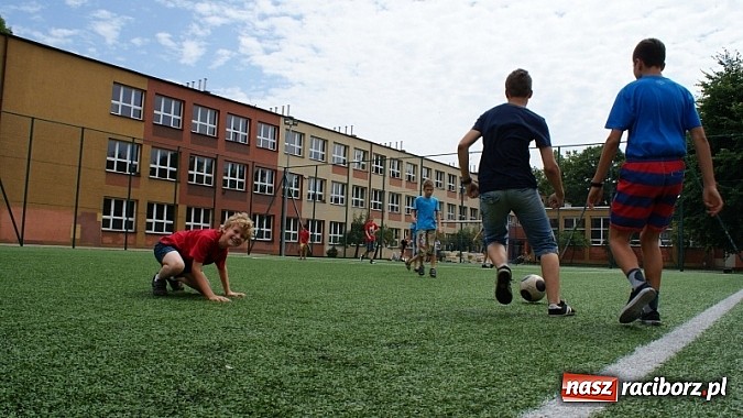Zdjęcie w galerii na portalu naszraciborz.pl: Na radiowej fali w raciborskiej bibliotece wiadomości z regionu