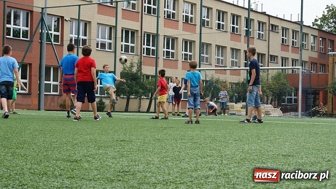 Zdjęcie w galerii na portalu naszraciborz.pl: Na radiowej fali w raciborskiej bibliotece wiadomości z regionu