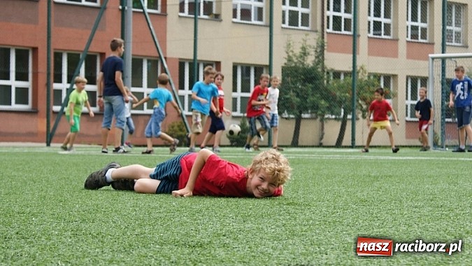 Zdjęcie w galerii na portalu naszraciborz.pl: Na radiowej fali w raciborskiej bibliotece wiadomości z regionu