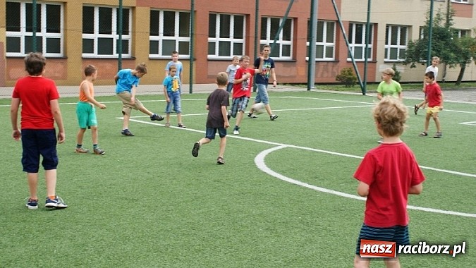 Zdjęcie w galerii na portalu naszraciborz.pl: Na radiowej fali w raciborskiej bibliotece wiadomości z regionu