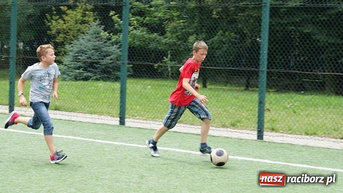 Zdjęcie w galerii na portalu naszraciborz.pl: Na radiowej fali w raciborskiej bibliotece wiadomości z regionu