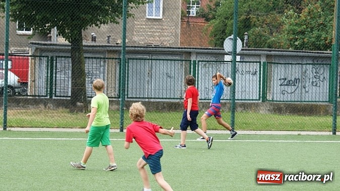 Zdjęcie w galerii na portalu naszraciborz.pl: Na radiowej fali w raciborskiej bibliotece wiadomości z regionu