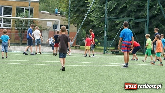 Zdjęcie w galerii na portalu naszraciborz.pl: Na radiowej fali w raciborskiej bibliotece wiadomości z regionu