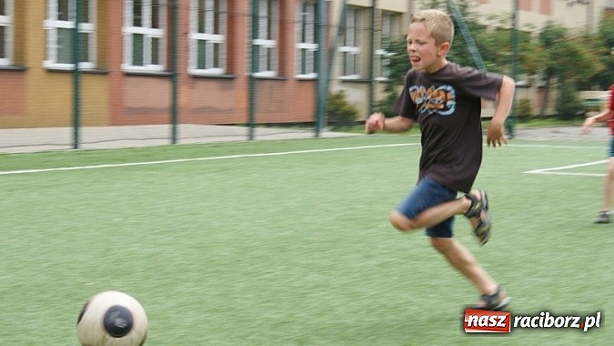 Zdjęcie w galerii na portalu naszraciborz.pl: Na radiowej fali w raciborskiej bibliotece wiadomości z regionu