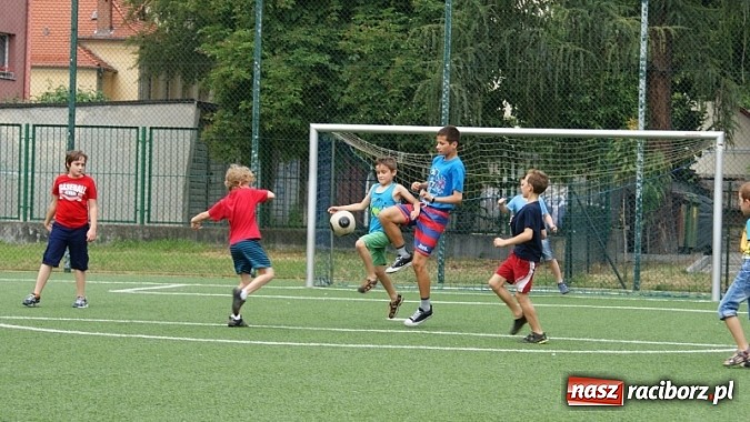 Zdjęcie w galerii na portalu naszraciborz.pl: Na radiowej fali w raciborskiej bibliotece wiadomości z regionu