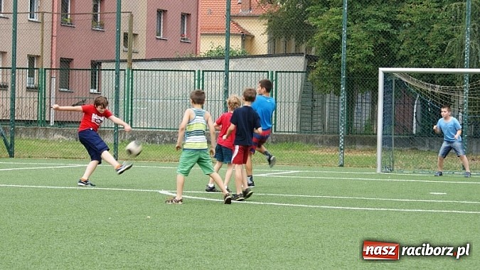 Zdjęcie w galerii na portalu naszraciborz.pl: Na radiowej fali w raciborskiej bibliotece wiadomości z regionu