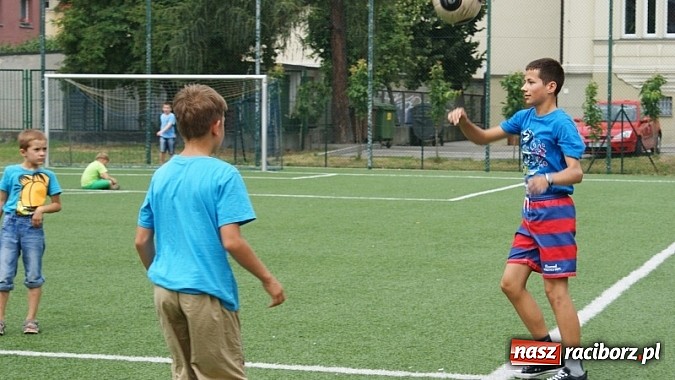 Zdjęcie w galerii na portalu naszraciborz.pl: Na radiowej fali w raciborskiej bibliotece wiadomości z regionu