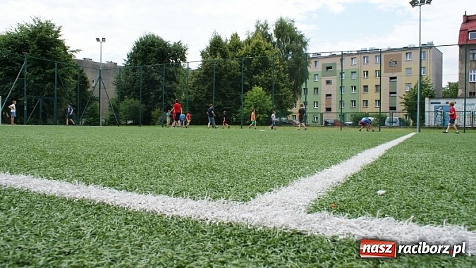 Zdjęcie w galerii na portalu naszraciborz.pl: Na radiowej fali w raciborskiej bibliotece wiadomości z regionu