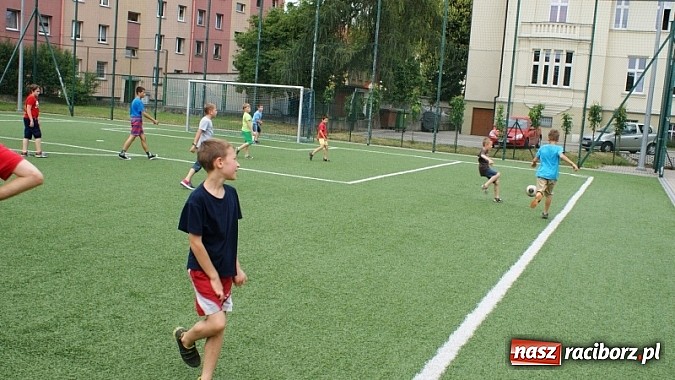Zdjęcie w galerii na portalu naszraciborz.pl: Na radiowej fali w raciborskiej bibliotece wiadomości z regionu