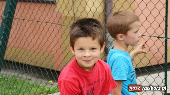 Zdjęcie w galerii na portalu naszraciborz.pl: Na radiowej fali w raciborskiej bibliotece wiadomości z regionu