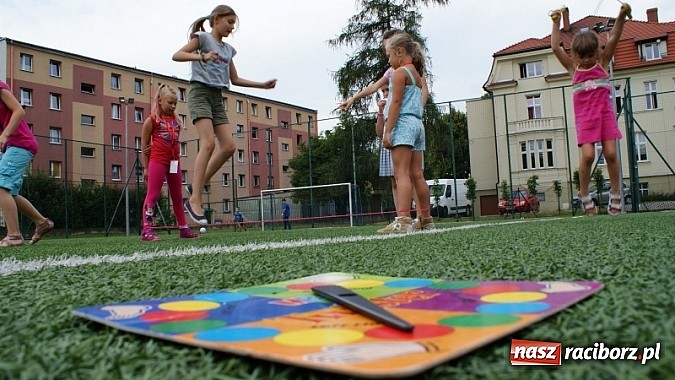 Zdjęcie w galerii na portalu naszraciborz.pl: Na radiowej fali w raciborskiej bibliotece wiadomości z regionu