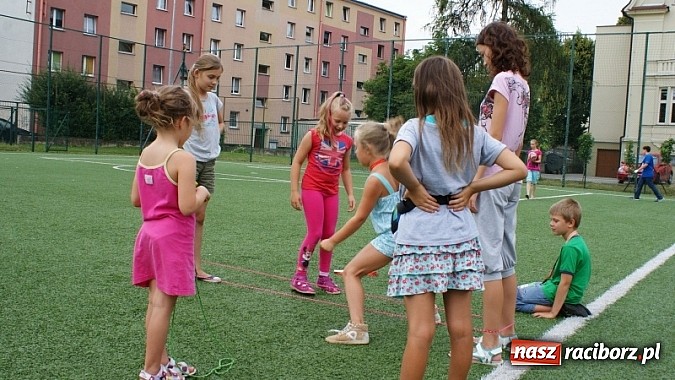 Zdjęcie w galerii na portalu naszraciborz.pl: Na radiowej fali w raciborskiej bibliotece wiadomości z regionu