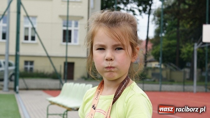Zdjęcie w galerii na portalu naszraciborz.pl: Na radiowej fali w raciborskiej bibliotece wiadomości z regionu