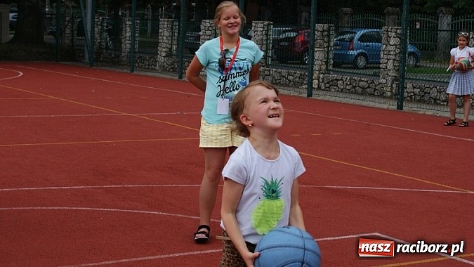 Zdjęcie w galerii na portalu naszraciborz.pl: Na radiowej fali w raciborskiej bibliotece wiadomości z regionu