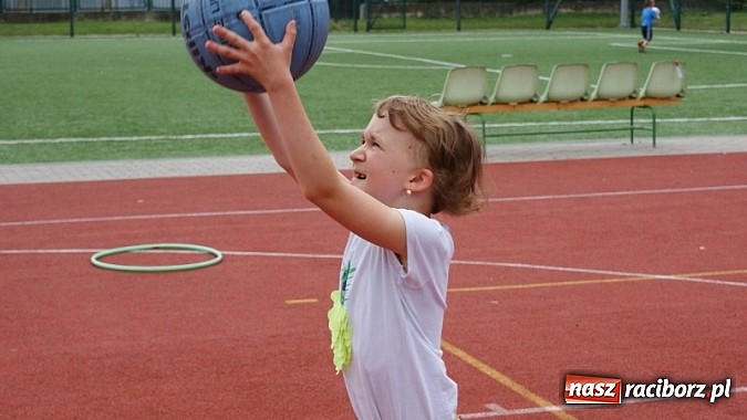 Zdjęcie w galerii na portalu naszraciborz.pl: Na radiowej fali w raciborskiej bibliotece wiadomości z regionu