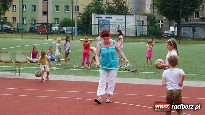 Zdjęcie w galerii na portalu naszraciborz.pl: Na radiowej fali w raciborskiej bibliotece wiadomości z regionu