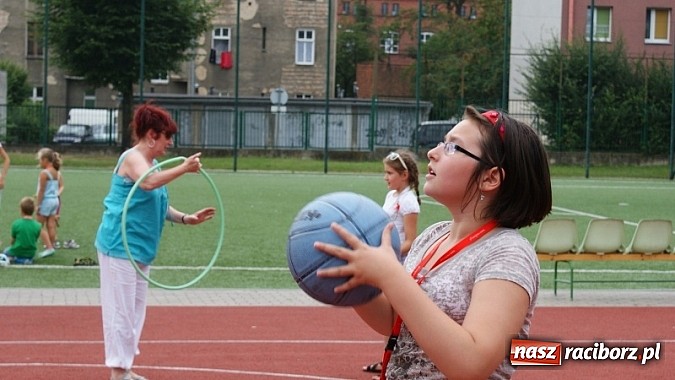 Zdjęcie w galerii na portalu naszraciborz.pl: Na radiowej fali w raciborskiej bibliotece wiadomości z regionu