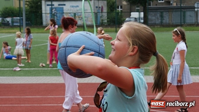Zdjęcie w galerii na portalu naszraciborz.pl: Na radiowej fali w raciborskiej bibliotece wiadomości z regionu