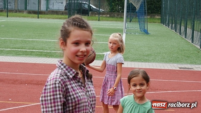 Zdjęcie w galerii na portalu naszraciborz.pl: Na radiowej fali w raciborskiej bibliotece wiadomości z regionu