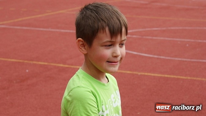 Zdjęcie w galerii na portalu naszraciborz.pl: Na radiowej fali w raciborskiej bibliotece wiadomości z regionu