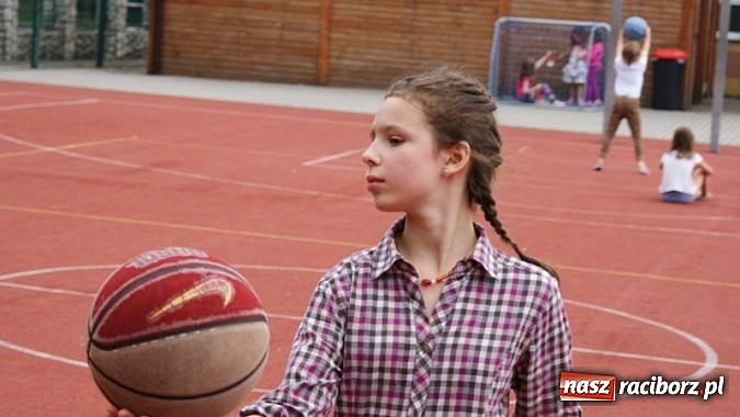 Zdjęcie w galerii na portalu naszraciborz.pl: Na radiowej fali w raciborskiej bibliotece wiadomości z regionu